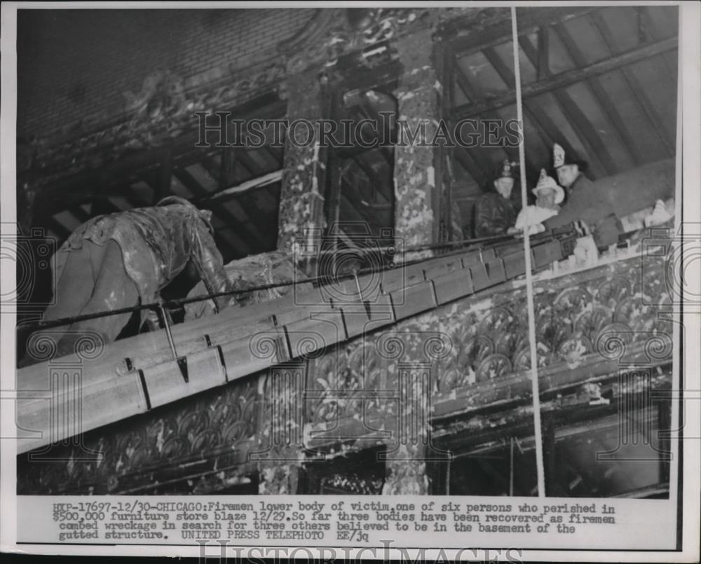 1952 Press Photo Firemen Lower Body of Victim Perished in Chicago Furniture Fire - Historic Images