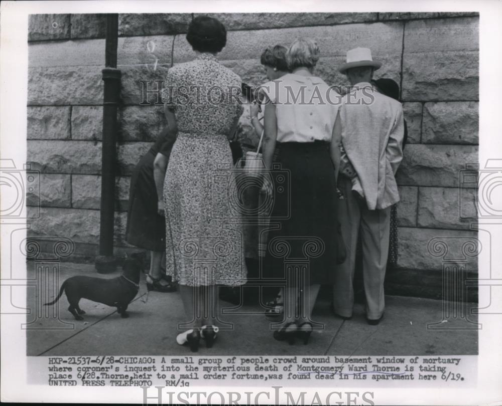 1954 Press Photo Small crowd at window of Mortuary coroners inquest takes place - Historic Images