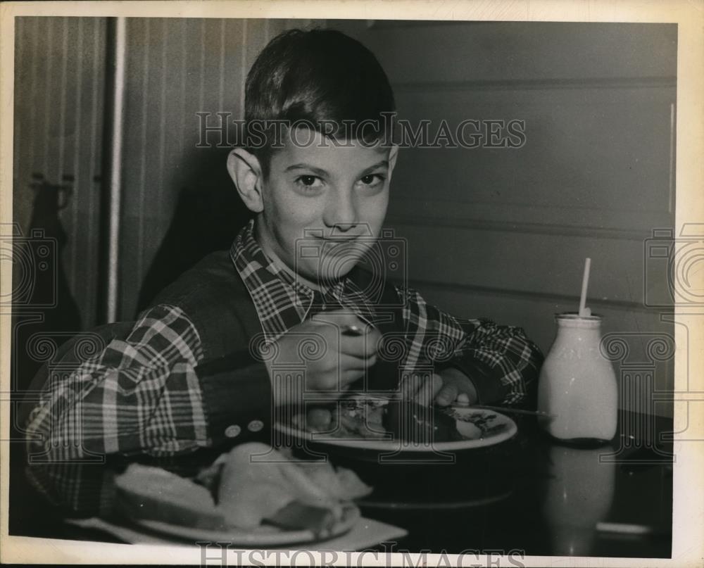 1950 Press Photo Cleveland student Larry Sullin at Fresh Air Camp - Historic Images