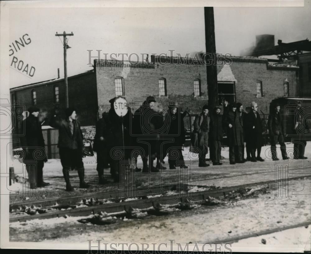 1936 Press Photo Strikers on Picket Line at American Distilling Company - Historic Images