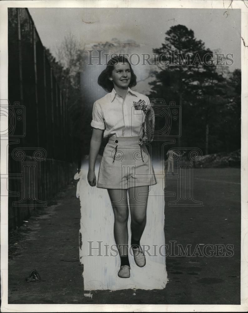 1941 Press Photo The beautiful artist, Betty Dion - Historic Images