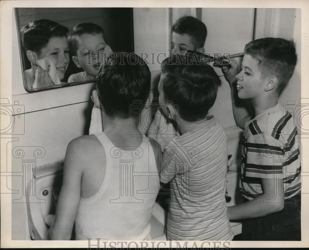 1950 Press Photo Leroy Hanson, Dennis Demeter, Joe Schneider at Berea Kids home - Historic Images