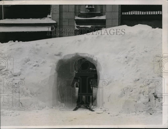 1938 Press Photo Ironwood Mich record snowfall means tunnels to homes - Historic Images