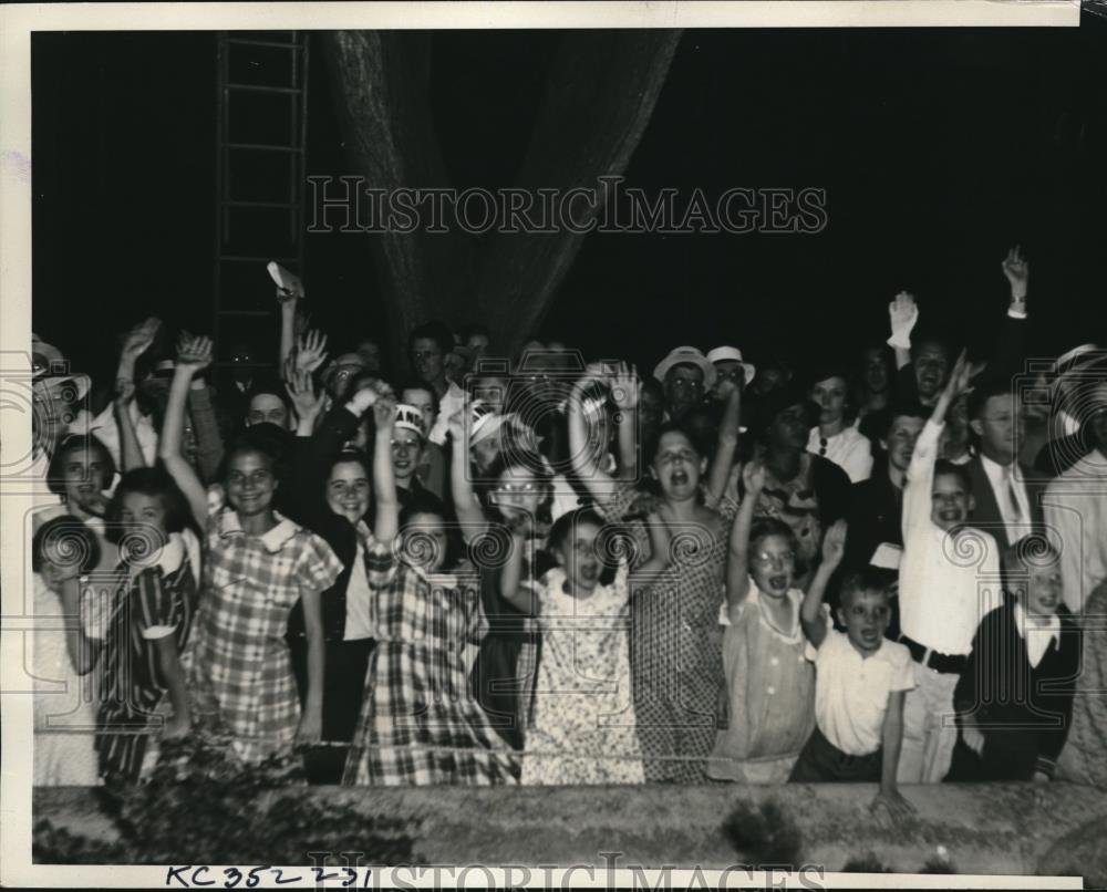 1936 Press Photo Governor &amp; Mrs Al Landon of Kansas crowd at pres. nomination - Historic Images