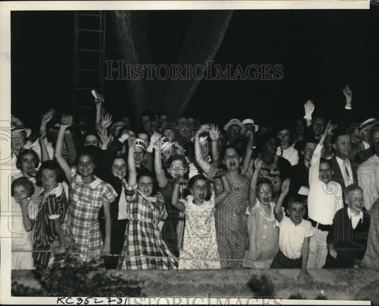 1936 Press Photo Governor & Mrs Al Landon of Kansas crowd at pres. nomination - Historic Images