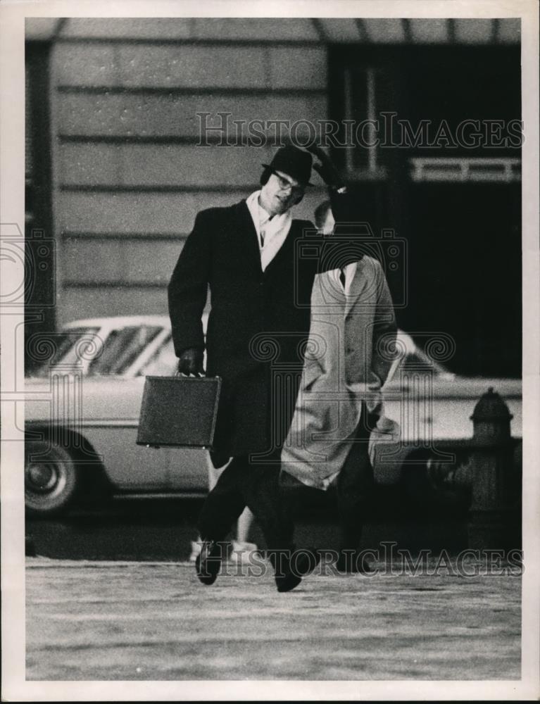 1964 Press Photo A businessman in swiftly crossing the street in windy weather - Historic Images