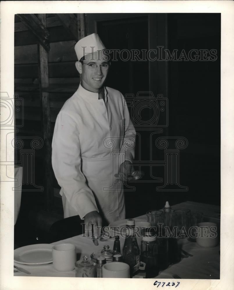 1943 Press Photo Bobby Ginn won the National Collegiate Mile event - nec89237 - Historic Images