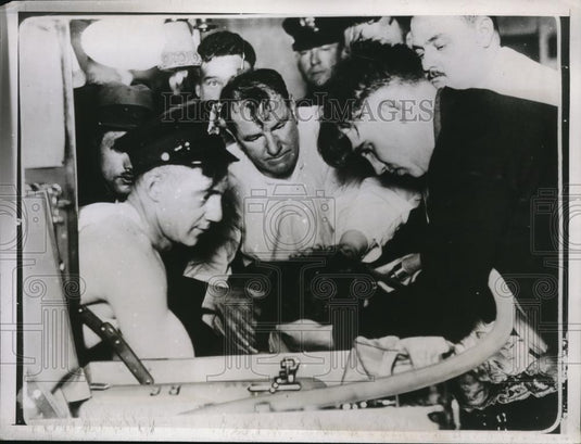 1935 Press Photo Doctors & firemen save man from carbon dioxide poisoning - Historic Images