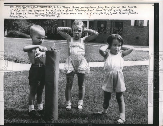 1958 Press Photo John & Kathy Grigas and Bonnie Schaeffer with Fireworks - Historic Images