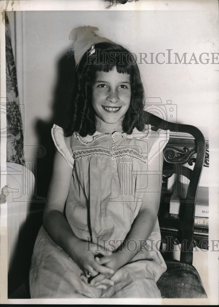 1936 Press Photo Violet K Schmidt called Little Curly Top on a train - Historic Images