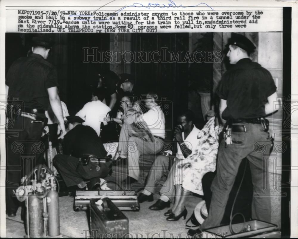 1959 Press Photo NYC Police administer oxygen in subway train after fire - Historic Images