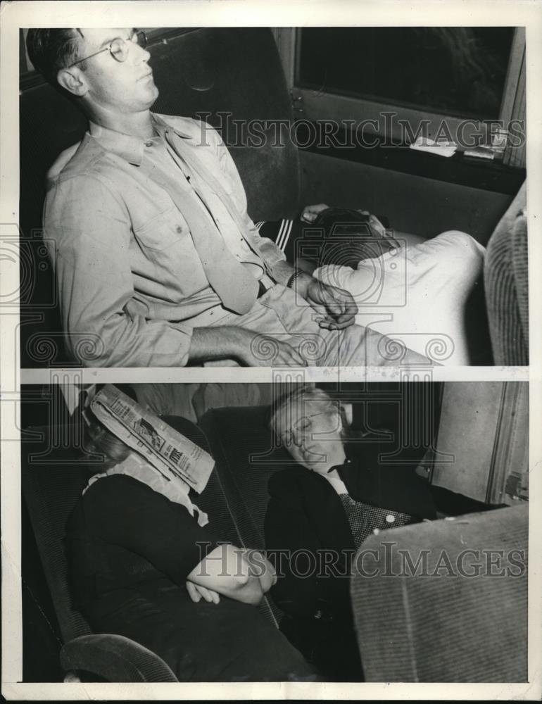 1945 Press Photo Riders sleep on the crowded night trains in Cleveland - Historic Images