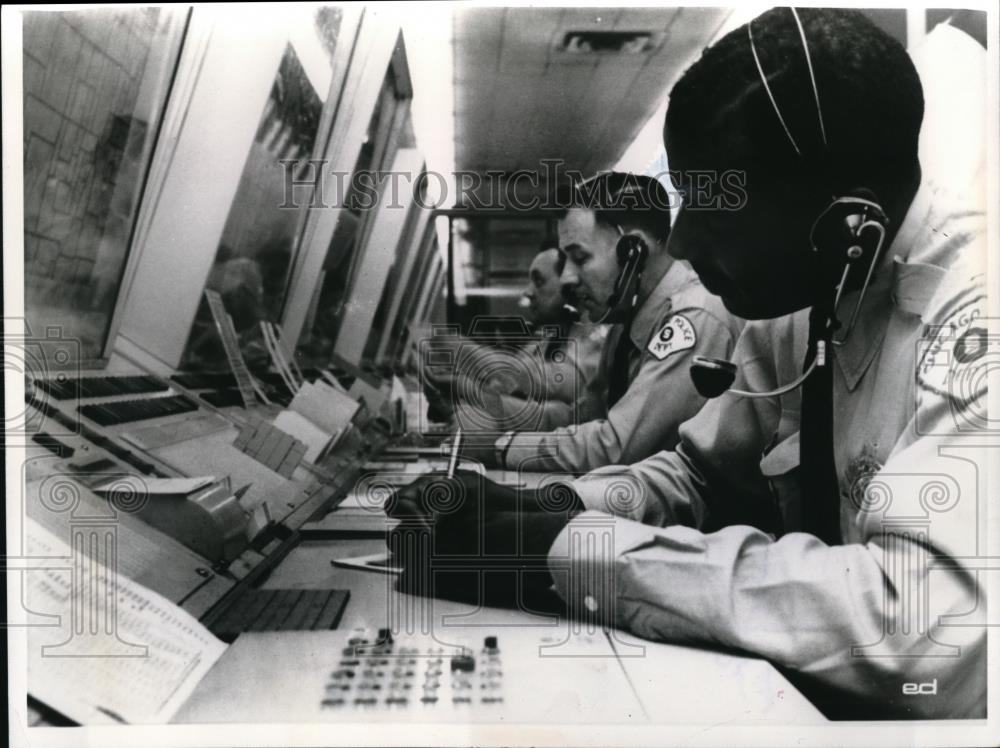 1965 Press Photo Chicago Policemen Map Sections Of City Dispatch Police Cars - Historic Images