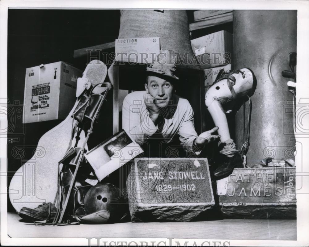 1955 Press Photo Chicago Auctioneer Gerald Murray &amp; unclaimed items - Historic Images