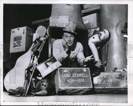 1955 Press Photo Chicago Auctioneer Gerald Murray & unclaimed items - Historic Images
