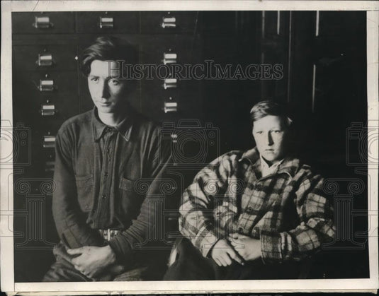 1931 Press Photo Saxon Wis Frank Bauer, Theo Palquist in custody for theft - Historic Images