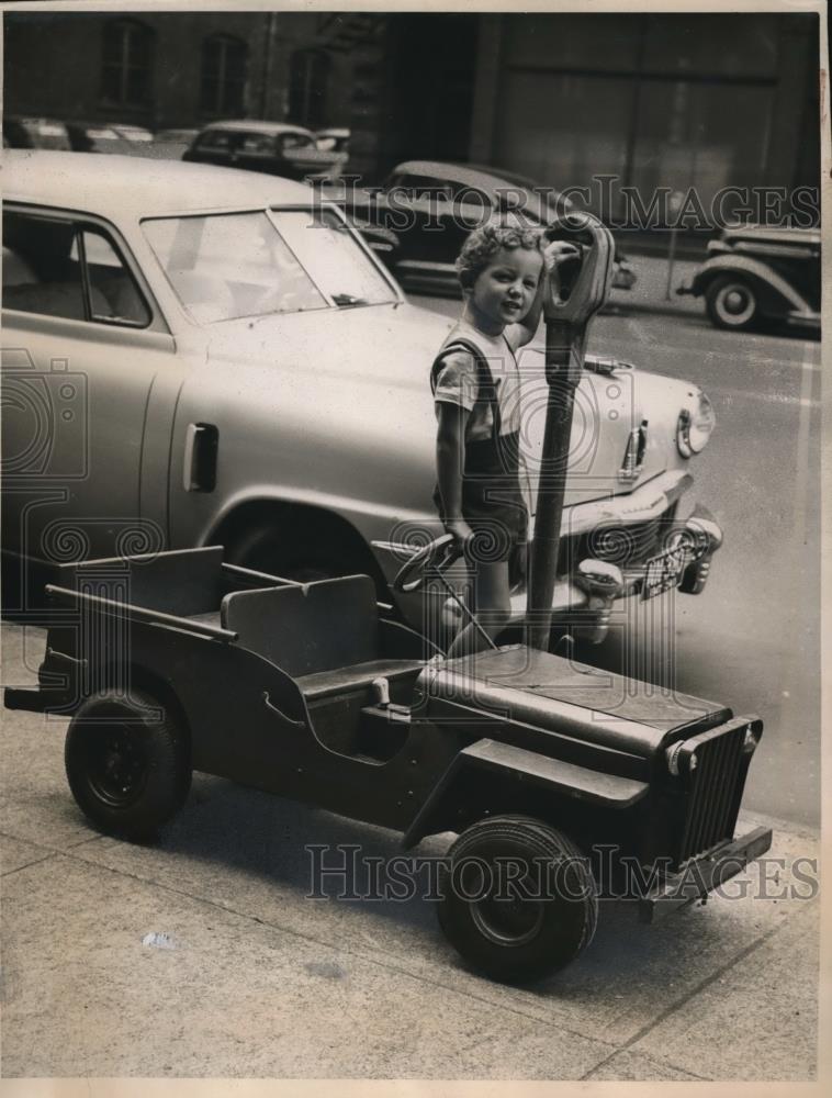 1947 Press Photo Cleveland Ohio Gerald Weber age 5 in miniature car - Historic Images