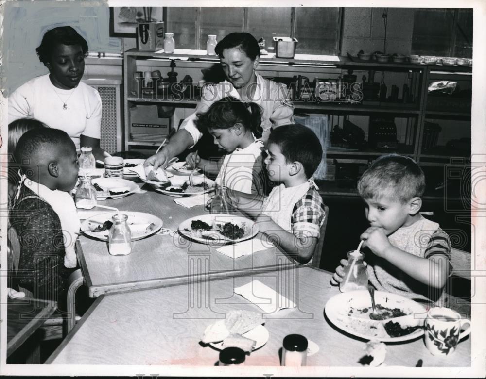 1959 Press Photo Mrs. William Barks with Mrs. Richard Brow with crippled kids - Historic Images