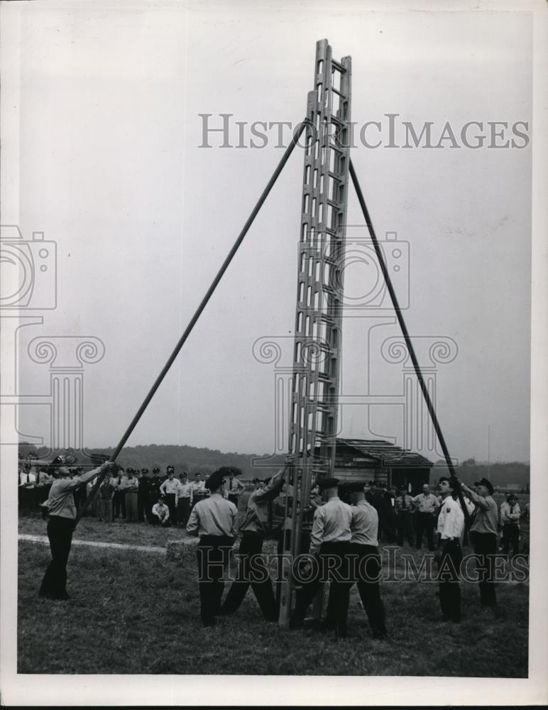 1948 Press Photo Warrensville Heights Fire Department raising a soft ladder - Historic Images