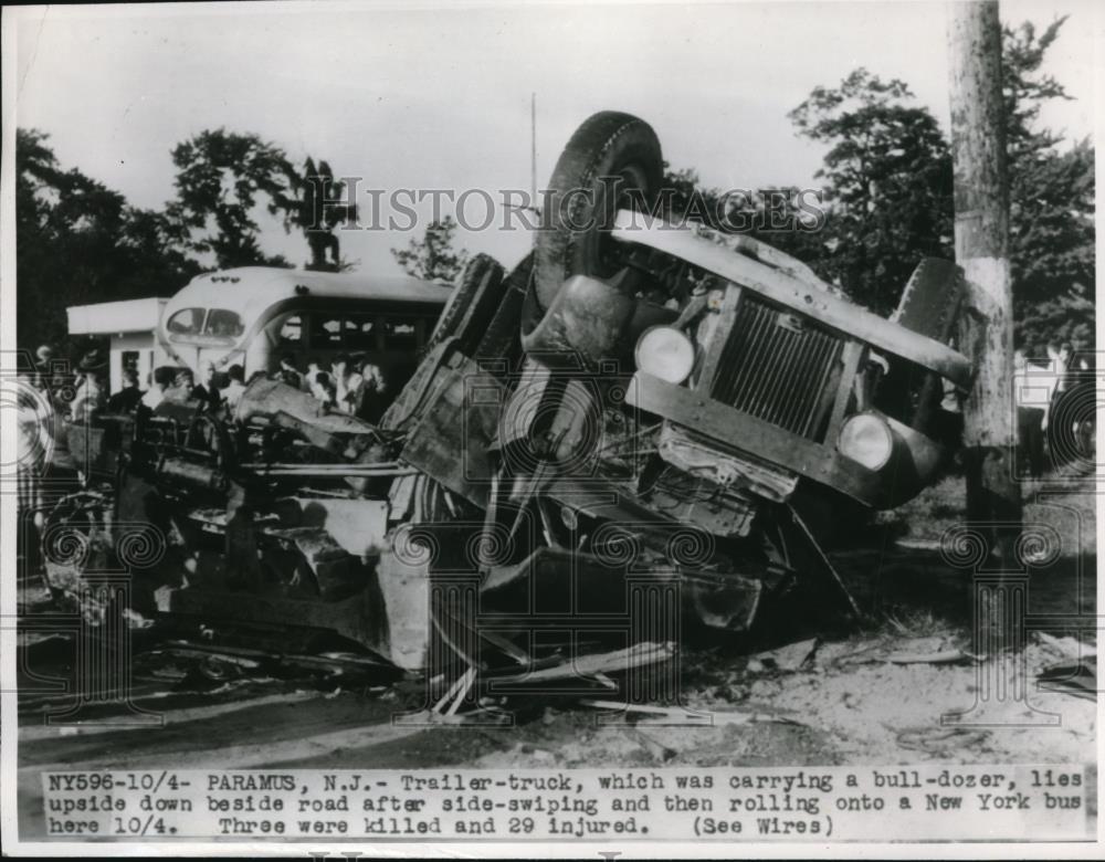 1946 Press Photo Paramus NJ trailer truck &amp; bus collision near a bridge - Historic Images