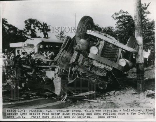1946 Press Photo Paramus NJ trailer truck & bus collision near a bridge - Historic Images