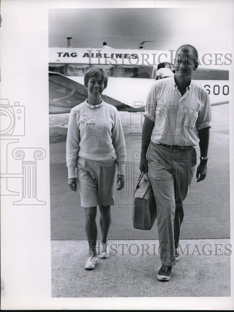 1966 Press Photo Mr &amp; Mrs Charles Britton at an airport - Historic Images