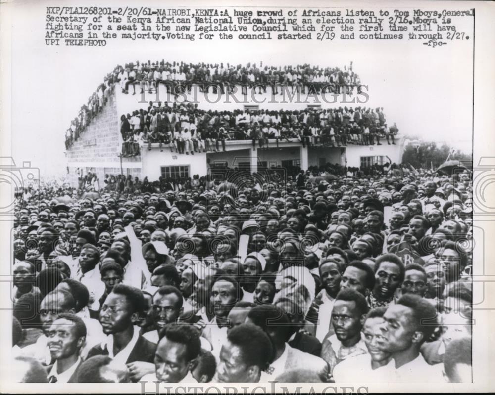 1961 Press Photo Nairobi Kenya crowd listens to Tom Mboys of African Union - Historic Images