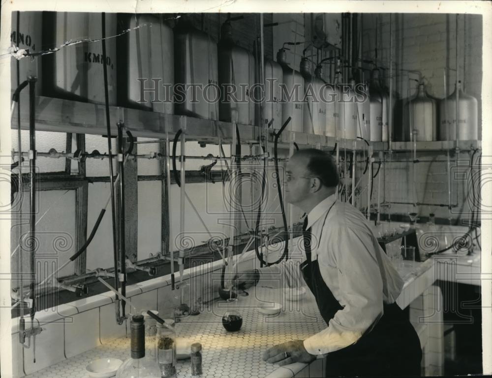 1935 Press Photo H.W. Lipke Test Lie Detector at Plymouth Motor Corporation - Historic Images