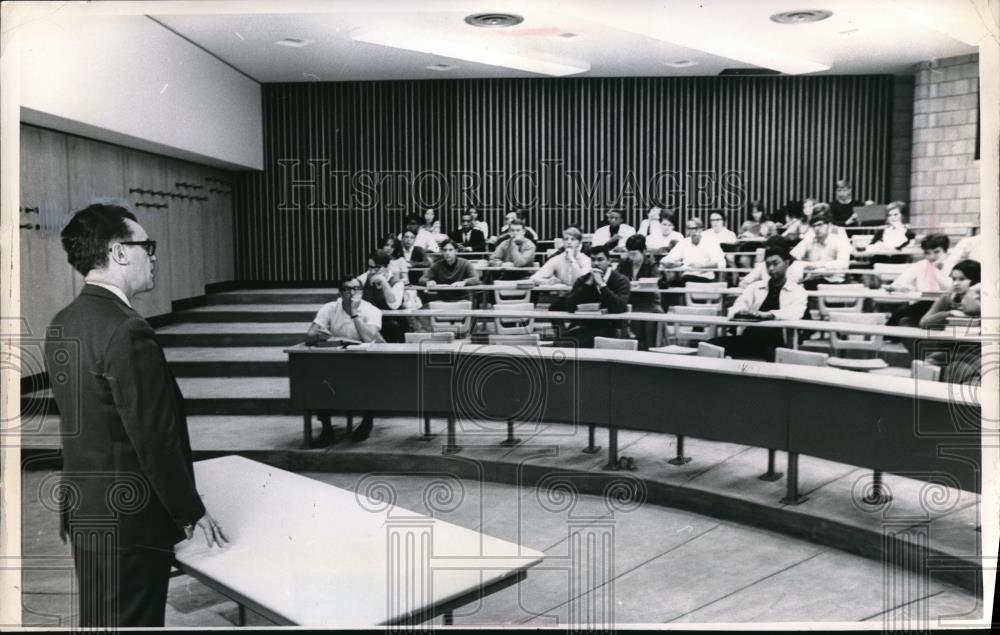 1968 Press Photo New Classroom at Cuyahoga Community College - Historic Images