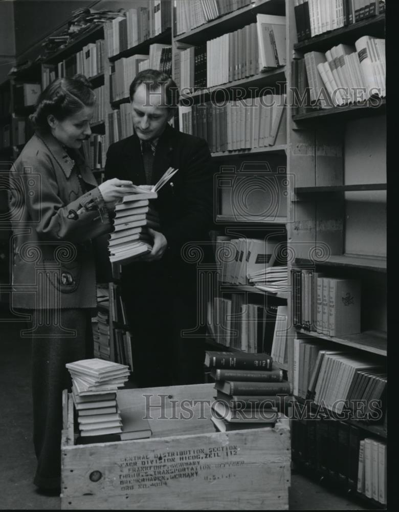 1952 Press Photo Librarians Barbara Fuerer And Kurt Streckenbach Discuss Titles - Historic Images