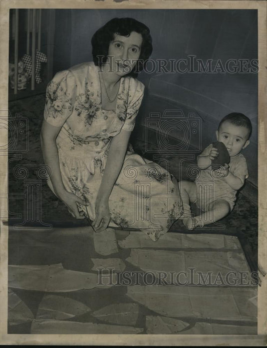 1949 Press Photo Mrs Donald Taylor & son Don in Cleveland sewing contest - Historic Images