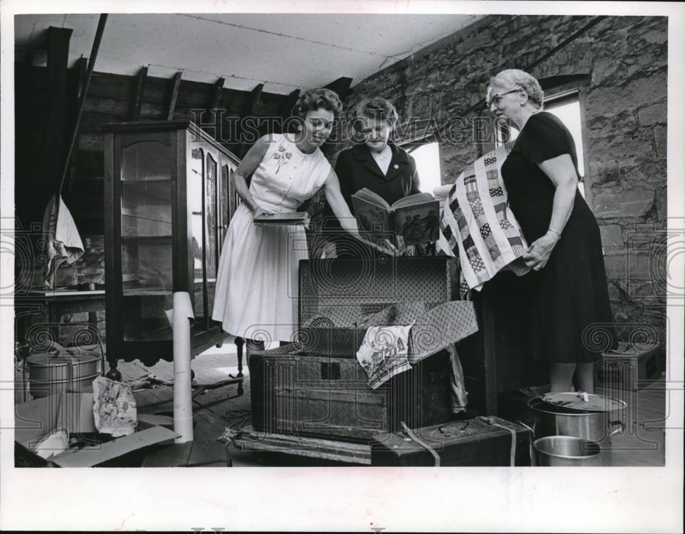 1964 Press Photo Mrs. Elton Johnston, Mrs. Otto mahler and Mrs. Howard Geiger - Historic Images