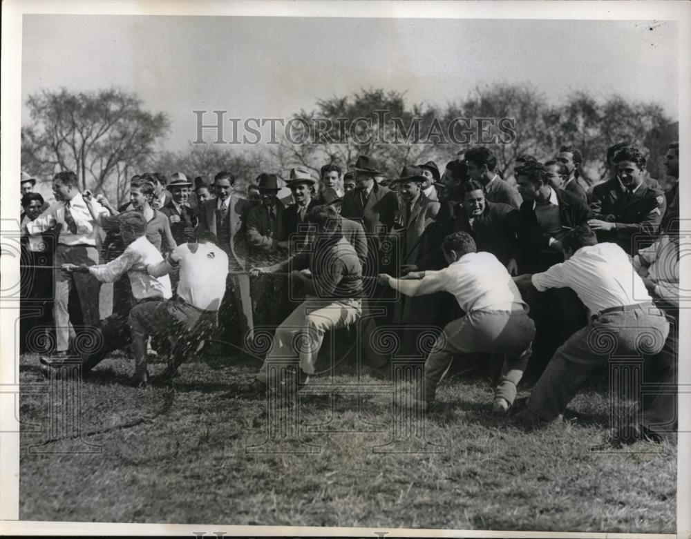 1935 Press Photo Boys got sprinkled at NY University&#39;s annual tug-o-war fight - Historic Images