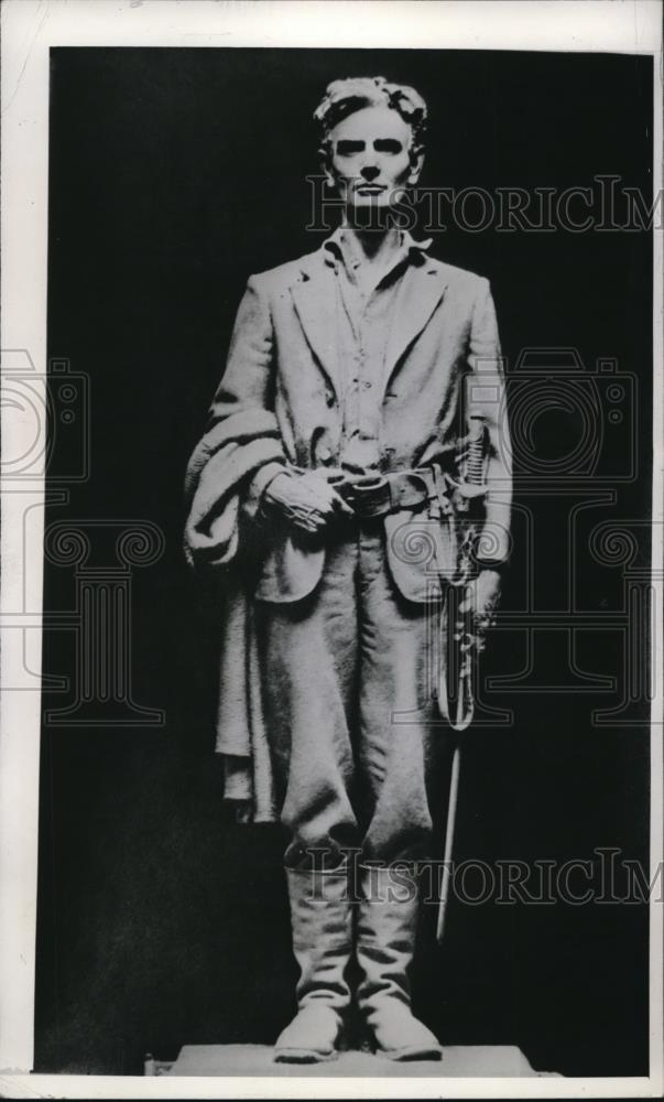 1942 Press Photo The statue discovered in Dixon shows that Lincoln was a soldier - Historic Images