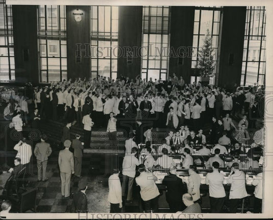 1939 Press Photo Grain Traders in the Wheat Pit during Bidding in Chicago - Historic Images