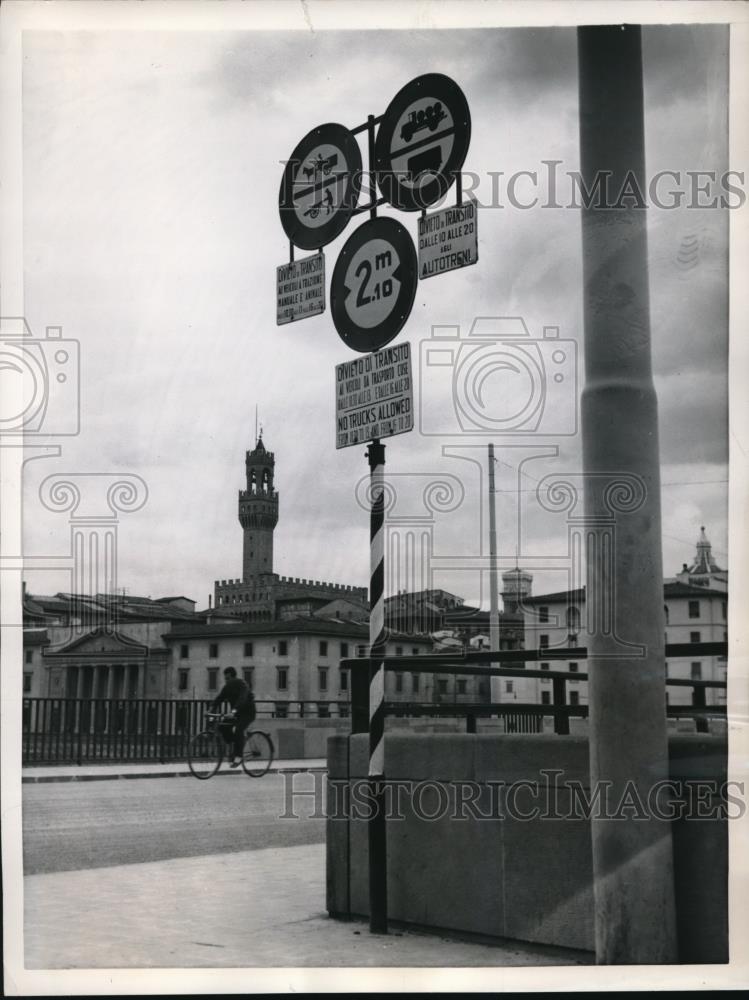 1957 Press Photo View of a Marker located on the side of the road in Italy - Historic Images