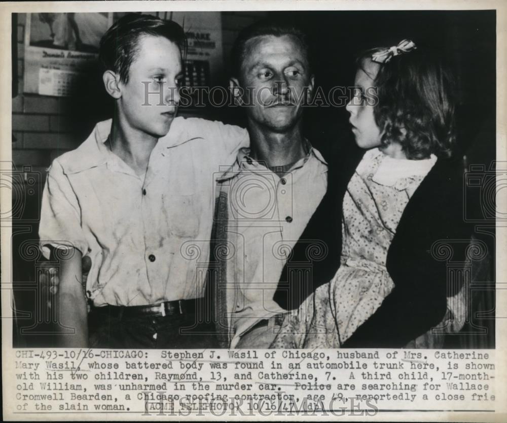 1947 Press Photo Stephen J. Wasil with Children Raymond &amp; Catherie - Historic Images