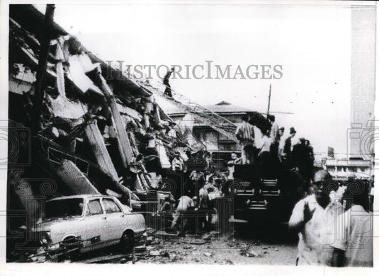 1968 Press Photo Manila Philippines wreckage & survivors of earthquake - Historic Images