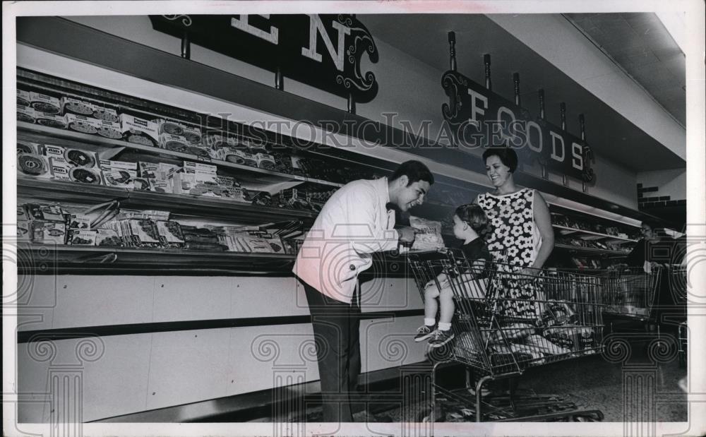 1968 Press Photo Frozen Foods Manager Joe Lanasa and Mrs Edward Murray Jr - Historic Images