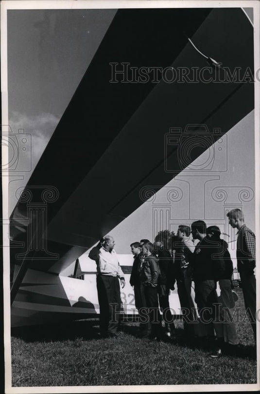 1965 Press Photo Mike Nemer a& St Edwards HS students at a glider - Historic Images