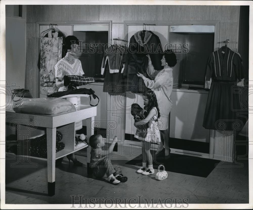 1962 Press Photo Local self-service dry cleaning center - Historic Images