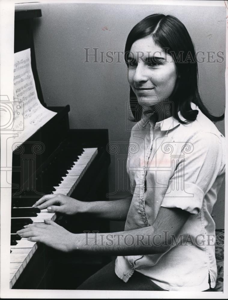 1966 Press Photo Susan Schnall writes a letter to UN - Historic Images