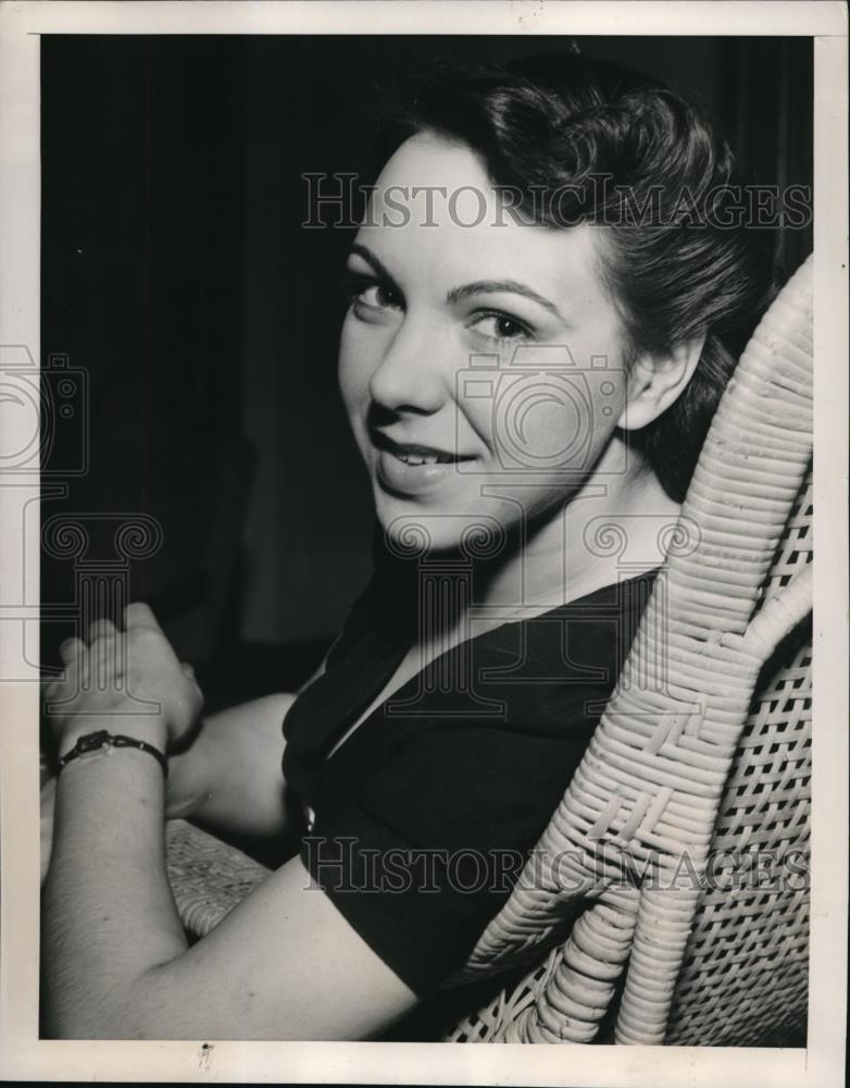 1940 Press Photo Miss Renee Graves puts more murals on National Art Club walls - Historic Images