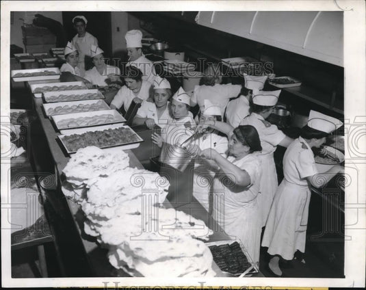 1945 Press Photo San Francisco chefs at Opera House kitchen - Historic Images