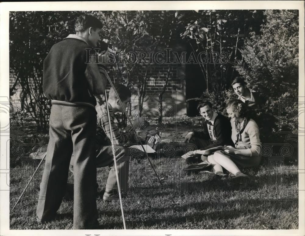 1940 Press Photo Cleveland Heights HS students on the lawn - nec90146 - Historic Images