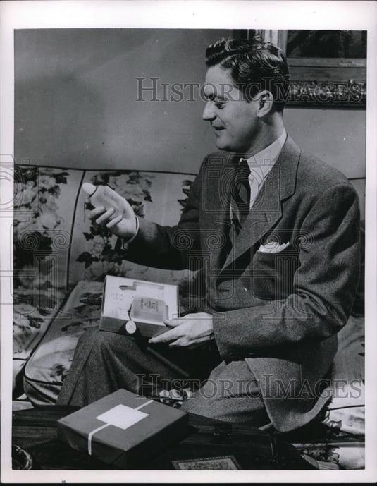 1952 Press Photo Father's Day Gift After shave and toilet water gift set - Historic Images