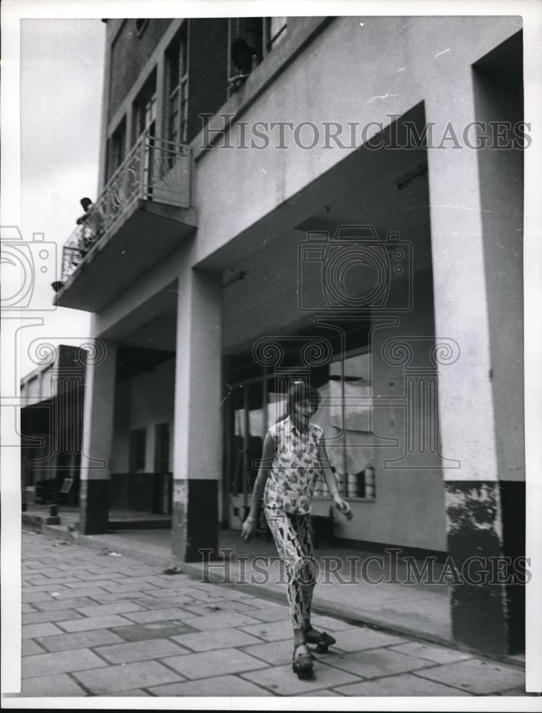 1963 Press Photo woman rollerskating on deserted street in Jadotville, Katanga - Historic Images