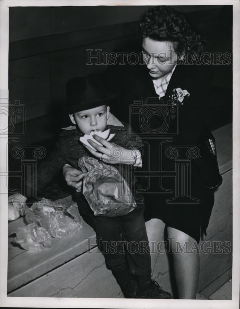 1946 Press Photo Mrs. Dorothy Ellis feeding Gerald - Historic Images