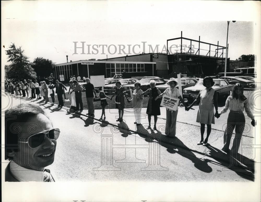 1976 Press Photo Marvin J. Rosenblum&#39;s &quot;Hands Across the Nation&quot;. - Historic Images