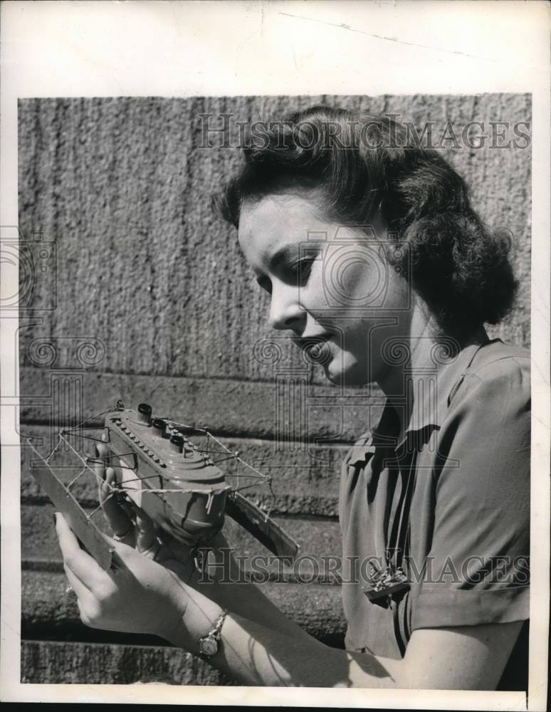 1942 Press Photo Elsie Hyde Starkey with model of torpedo net - Historic Images